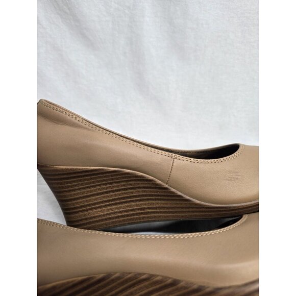 Crocs A-Leigh Wedge Heel Pumps Women's Sz 6 Beige Closed Toe Leather Shoes - Picture 7 of 8